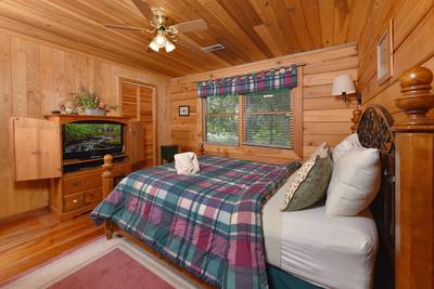 Walden Ridge Retreat bedroom 2 with queen size bed