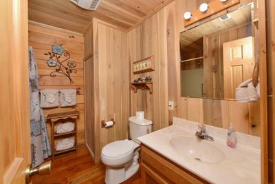 Walden Ridge Retreat bathroom 2 with tub/shower combo