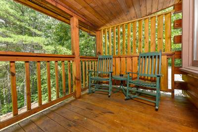Walden Ridge Retreat screened in back deck with rocking chairs