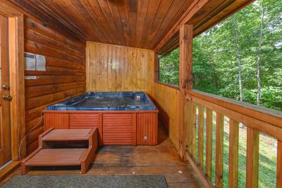 Walden Ridge Retreat hot tub