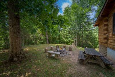 Walden Ridge Retreat outdoor fire pit and picnic table