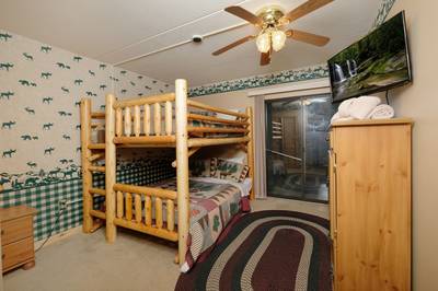 Under Ober bedroom two with queen size bunk beds
