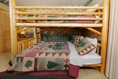 Under Ober bedroom two with queen size beds