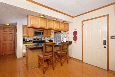Adele's Retreat fully furnished kitchen and bar area