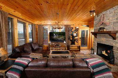 Antler Run main level living room with leather furniture