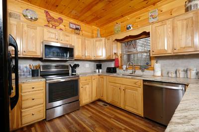 Antler Run fully furnished kitchen with stainless steel appliances