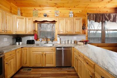 Antler Run fully furnished kitchen with granite countertops