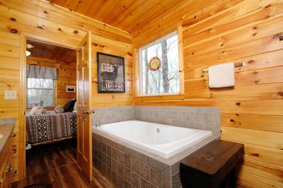 Antler Run bathroom one with jetted tub