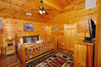 Antler Run third floor bedroom with king size bed