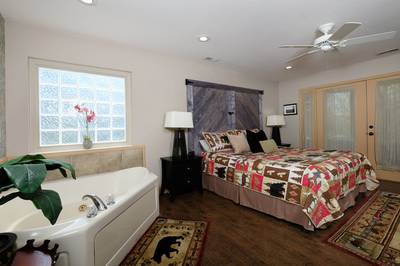 Sunset View Chalet sunroom with in-room Whirlpool Tub