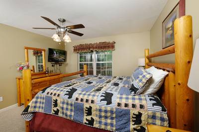 Timber Tree Lodge main level bedroom 2