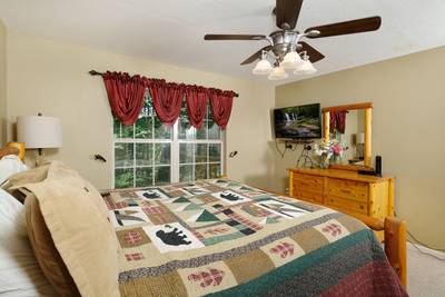 Timber Tree Lodge main level bedroom 3