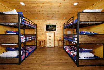 Timber Tree Lodge lower level bonus room with 2 sets of twin size triple bunk beds