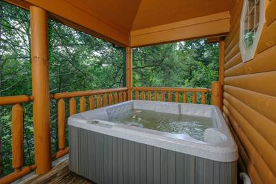 Timber Tree Lodge covered back deck hot tub