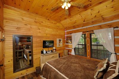 Mountain Magic main level bedroom 1