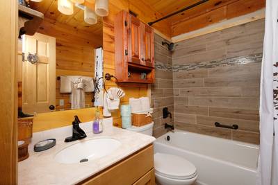Mountain Magic upper level bathroom 2 with tub/shower combo