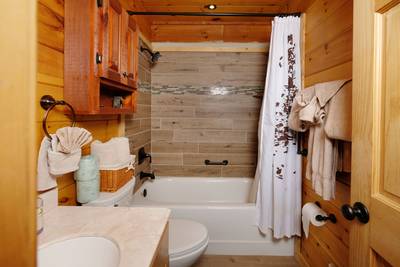 Mountain Magic upper level bathroom 2