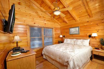 River Falls bedroom 1 with king size bed