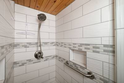 Perky Peaks Lodge - Main level bathroom 1 with walk-n shower