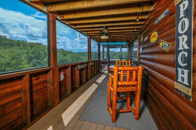 Perky Peaks Lodge - Main level screened in back deck