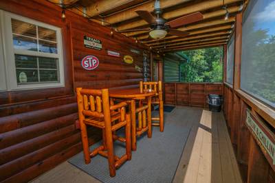 Perky Peaks Lodge - Main level screened in back deck with table and chairs