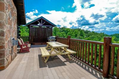 Perky Peaks Lodge - Main level side deck with picnic table
