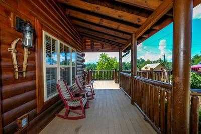 Perky Peaks Lodge - Covered entry deck with rocking chairs