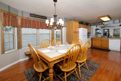 Whispering River dining area and fully furnished kitchen