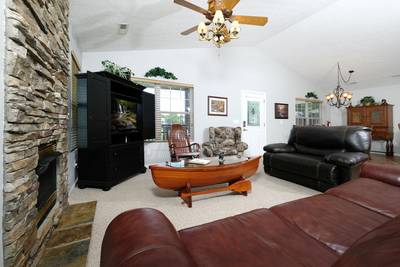 Lee's Creekside living room