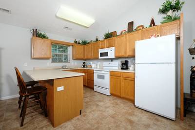 Lee's Creekside fully furnished kitchen
