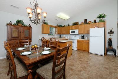 Lee's Creekside dining area and kitchen