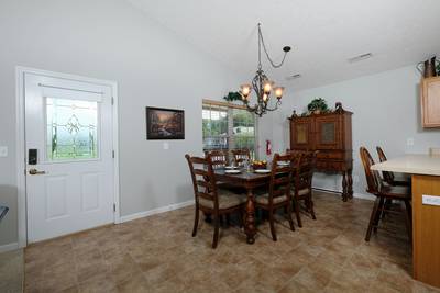 Lee's Creekside dining area
