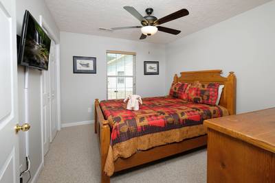 Lee's Creekside bedroom with queen size bed