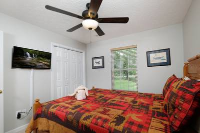 Lee's Creekside bedroom with queen size bed