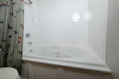 Lee's Creekside whirlpool tub