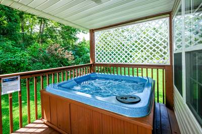 Lee's Creekside hot tub
