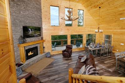 Wild Heart Lodge - Living room and dining room with vaulted ceilings