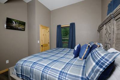 Wild Heart Lodge - Bedroom 2 with king size bed and flat screen TV