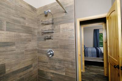 Wild Heart Lodge - Main level bathroom with tub / shower combo