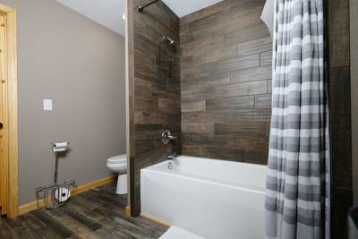 Wild Heart Lodge - Upper level bathroom with tub shower combo