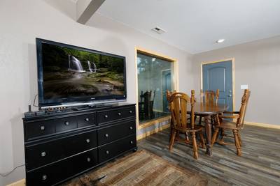 Wild Heart Lodge - Game room TV and dining area