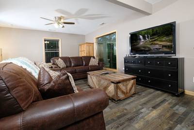 Wild Heart Lodge - Lower level sitting area with 2 sleeper sofas and TV