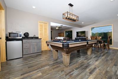 Wild Heart Lodge - pool table with kitchenette