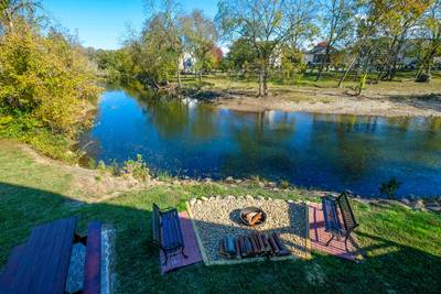 River Livin outdoor fire pit located on the Little Pigeon River