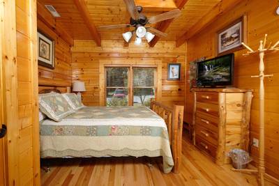 River Livin bedroom 1 with 32-inch flat screen