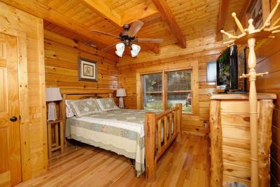 River Livin bedroom 1 with queen size bed