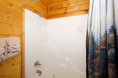 River Livin bathroom 1 with tub/shower combo