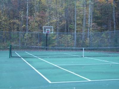 Sunset View Chalet has access to the tennis courts of the Shagbark Community
