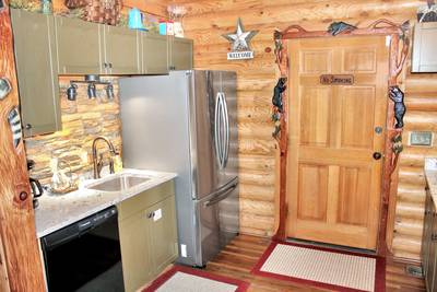 Creekside Lodge fully furnished kitchen