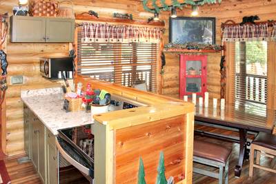Creekside Lodge fully furnished kitchen and dining area